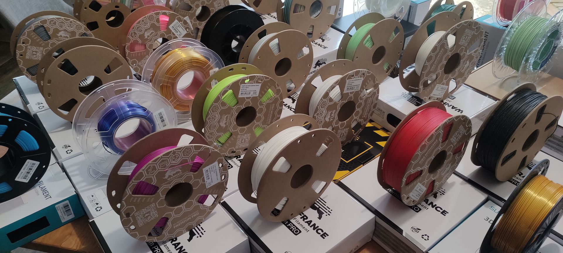 Nos filaments PLA/PETG Photo d'une partie des bobines de filament utilisées par Toojust3Design, large choix de couleurs.
